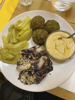 Radicchio, polpette di broccoli, hummus e finocchi  at Il Mercato Verde in Milan