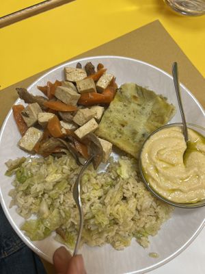 Tofu con funghi e carote, hummus, riso e farinata  at Il Mercato Verde in Milan