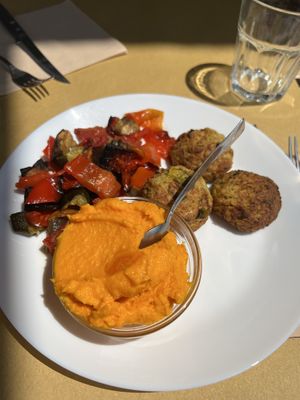 Polpette di miglio, verdure grigliate, salsa di carote  at Il Mercato Verde in Milan
