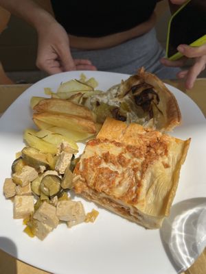 Tofu e zucchina, patate arrosto, lasagna, torta salata ai porri  at Il Mercato Verde in Milan