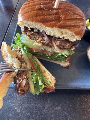 Da bei den Zwiebeln hatte es nach Essig/säuerlich geschmeckt 😵‍💫☹️🙈 der restliche Teil des Burgers war lecker 🤤.  at Der Ostfriese in Emden