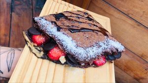 Con todo sino pa que'
Crepe hecha de cacao, rellena de pasta de maní casera, crema de avellanas caseras, chocolate, frutillas, mermelada de frambuesas, coco rallado, nueces y syru at Cookrepe Vegan in Santiago