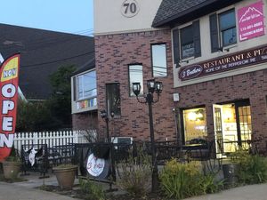 Outdoor sitting area at 3 Brothers Pizza of Glen Glove in Glen Cove