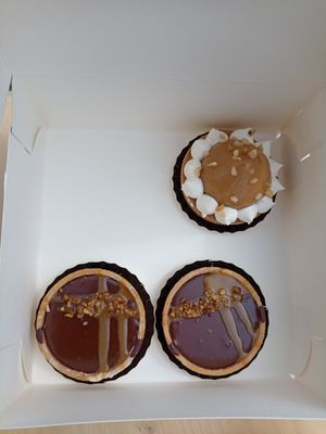 Choco caramel tartlet + praline tartlet at La Pâtisserie Vegan - Les Saveurs De La Bastille in Liege
