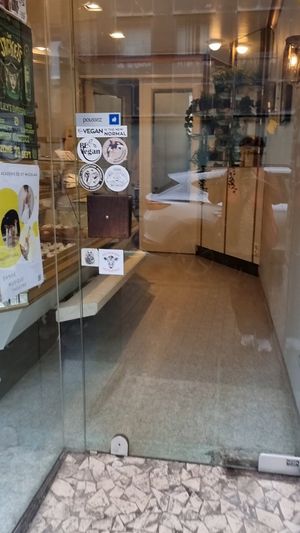 Entrance at La Pâtisserie Vegan - Les Saveurs De La Bastille in Liege