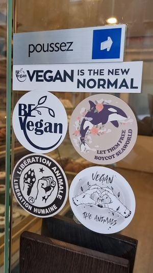 Stickers at door at La Pâtisserie Vegan - Les Saveurs De La Bastille in Liege