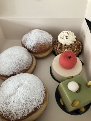 Boules de Berlin, brésilienne, pomme-d’amande, pistache   at La Pâtisserie Vegan - Les Saveurs De La Bastille in Liege