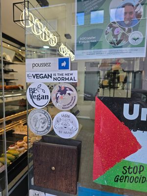 Stickers on door at La Pâtisserie Vegan - Les Saveurs De La Bastille in Liege