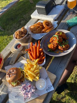 Vegan pub garden dining (punk rings, swee potato fries, cauliflower got wings, Petes popcorn ch’cken) at The Woolpack in Wilstead