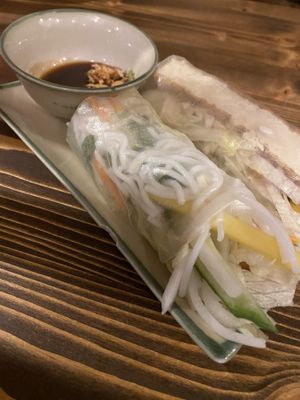 Coi Cuon (Sommerrollen) mit Tofu und Erdnusssauce  at ANI House in Bremen