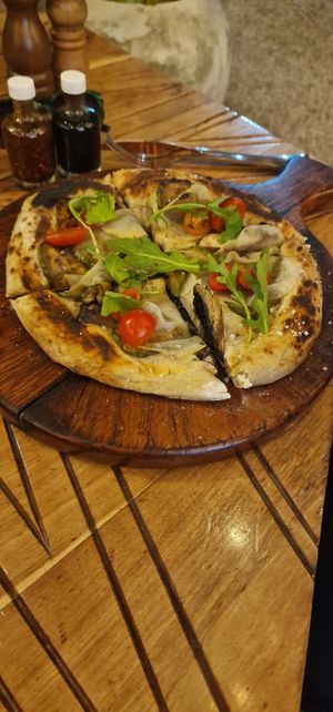 Vegan pizza without tomato sauce at Italdo  in Tulum