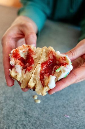 White Choc Strawberry Cookie mit flüssigem Erdbeerkern  at Kjeks - Schanze in Hamburg