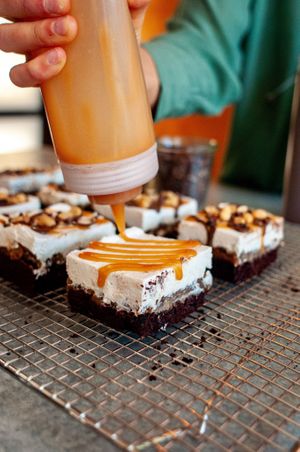 Erdnuss Karamell Bite mit fluffigem Schokoladen, einer Karamellcreme aus Datteln, Erdnusssahne, Karamell- & Schokosoße, gerösteten Erdnüssen und Kakaonibs at Kjeks - Schanze in Hamburg