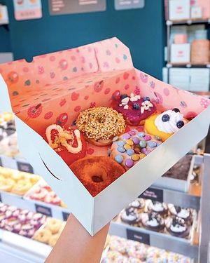 6er Box: Himbeere Cheezecake, Nougat Krokant, Blueberry White Chocolate, Bueno Kakao, Smartie White Choc, Lemon Squash at Kjeks - Schanze in Hamburg