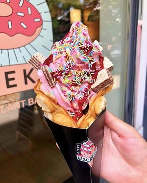 Bubble Waffel mit Blaubeer Softeis, Männer Waffeln, bunten Streuseln und Erdbeersoße  at Kjeks - Schanze in Hamburg