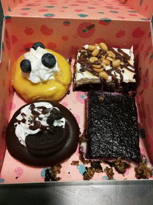 Blueberry and caramel peanut bite, lemon squash and Oreo donut at Kjeks - Schanze in Hamburg