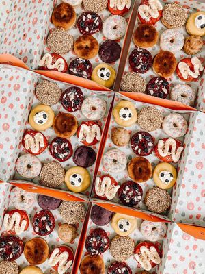 Bunt gemischte 12er Boxen für die Helfer des Klimastreiks at Kjeks - Schanze in Hamburg