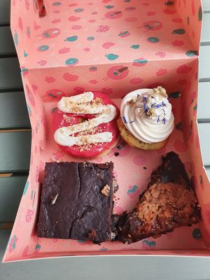 Nussecke, Slutty Brownie, Himbeer Cheesecake Donut und Lemon Cupcake at Kjeks - Schanze in Hamburg