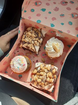 Wie immer sehr lecker ♡♡ diesmal haben wir die Muffins auch probiert und sie waren auch sehr lecker, besonders der Vanille/Karamell Muffin 😍 at Kjeks - Schanze in Hamburg