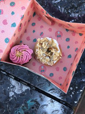 Bienenstich Donut & Cupcake  at Kjeks - Schanze in Hamburg