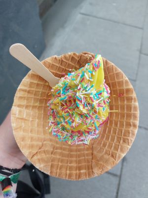 Mix of mango and vanilla ice-cream🍦 at Kjeks - Schanze in Hamburg