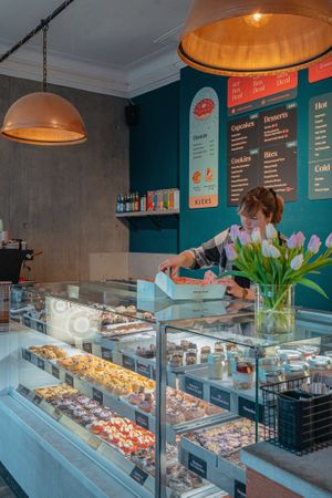 Kjeks Schanze: 28 verschiedene veganes Kuchen, Cookies, Cupcakes, Riegel, Donuts, Tiramisu im Pfandglas, Cookie Dough.. at Kjeks - Schanze in Hamburg