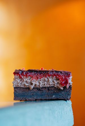 Himbeer Schokomousse Brownie mit einem Brownieboden, Schokomousse, selbstgemachtem Himbeerkompott, Schokolade und gefriergetrockneten Himbeeren at Kjeks - Schanze in Hamburg