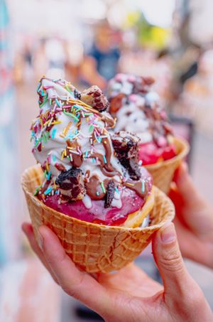 Veganes Softeis mit selbstgemachten Soßen, verschiedenen Toppings und auf Wunsch einem Donut darunter at Kjeks - Schanze in Hamburg