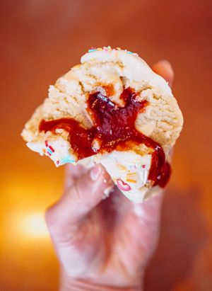 Strawberry White Choc Cookie mit flüssigem Erdbeer Kern at Kjeks - Schanze in Hamburg