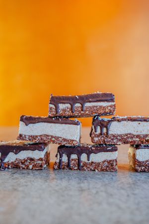 Kokos Schoko Riegel frei von raffiniertem Zucker und von den Zutaten her glutenfrei (enthält aber Spuren von Gluten) at Kjeks - Schanze in Hamburg