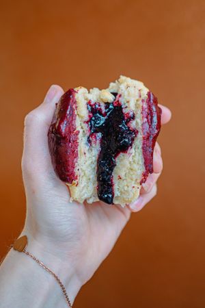 Zitrone Blaubeer Cookie mit flüssigem Blaubeerkern  at Kjeks - Schanze in Hamburg