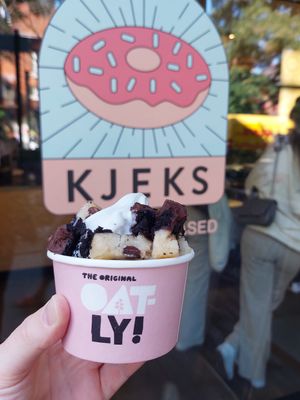 Oatly vanilla with chunks of "slutty brownie" at Kjeks - Schanze in Hamburg