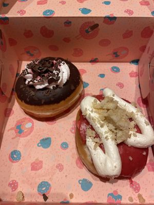 Wir hatten Schwarzwälder Kirsch und Himbeer Cheese Cake  at Kjeks - Schanze in Hamburg