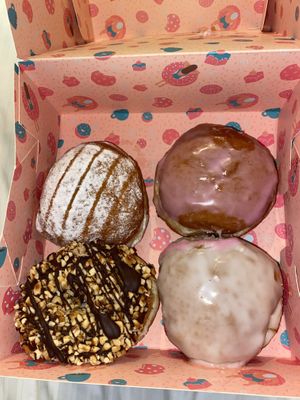 Für Silvester haben wir noch mal zugeschlagen: links oben Apfelberliner, darunter Bueno Haselnuss, daneben Zuckerguss Berliner  at Kjeks - Schanze in Hamburg