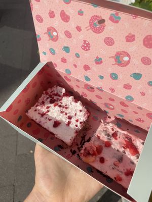 Himbeer Kokos Schnitte und Erdbeer Yogho  at Kjeks - Schanze in Hamburg