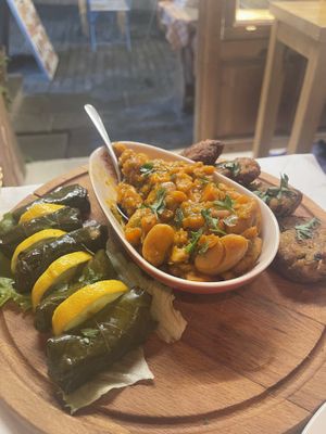 Feuille de vigne / plats avec des haricots / boulettes végétales   at Edua in Gjirokaster