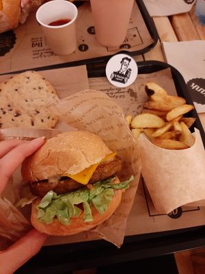 Balinais burger (with courgettes and peanut sauce) at Hank Vegan Burger in Lille