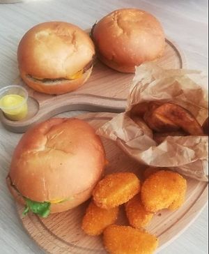 "Fish" burger and "La rockeuse" + nuggets from Le Nouveaux Fermiers at Hank Vegan Burger in Lille