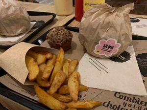 Burger, chips & carrot cake  at Hank Vegan Burger in Lille