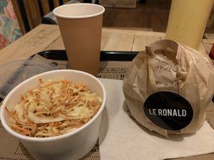 Coleslaw, wine & burger  at Hank Vegan Burger in Lille