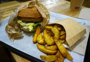 Captain Hank + Wedges at Hank Vegan Burger in Lille