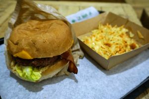 La Vie Bacon Burger + Coleslaw at Hank Vegan Burger in Lille