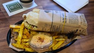 Kebabsandwich med lækre pomfritter og chilimayo 🤤 at Café Hygge in Horsens