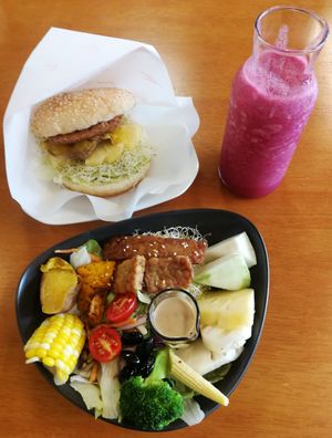veggie burger, salad, and juice. at ChūnTiān Qīng Shí 春天輕食 in Hualien