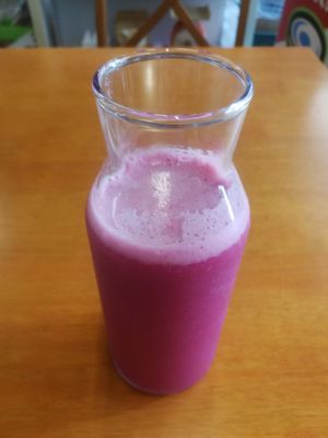 fresh dragonfruit juice at ChūnTiān Qīng Shí 春天輕食 in Hualien