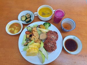 Set meal: veggie patties, salad, tempeh, curry, soup, fresh juice, tea.. . at ChūnTiān Qīng Shí 春天輕食 in Hualien