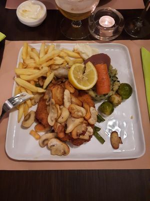 Vegan suggestie: andijviepuree met gebakken groenten en schnitzel.  Mmmmmm💚 at Taverne La Gileppe in Jalhay