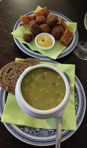 Vegan erwtensoep en bittergarnituur   at Taverne La Gileppe in Jalhay