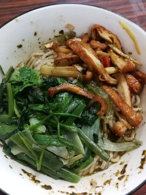 Noodles in toon sauce with tofu and green veggies at Rú Xūn SùShí 茹薰素食 in Hualien