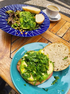 Avocadotoast at Intz48 Coffee Roasters Azores in Sao Miguel